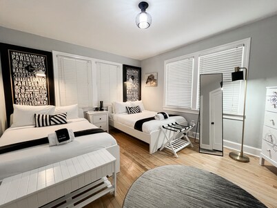 Beautifully Designed Oasis - Blocks to UF Stadium!