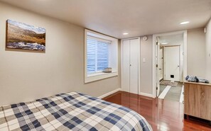 1 soverom, safe på rommet, skrivebord og strykejern/-brett