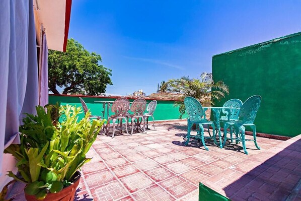 Tägliches kontinentales Frühstück (5 USD pro Person)