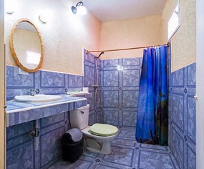 Basic-Doppelzimmer | Badezimmer | Dusche, umweltfreundliche Kosmetikartikel, Bidet, Handtücher