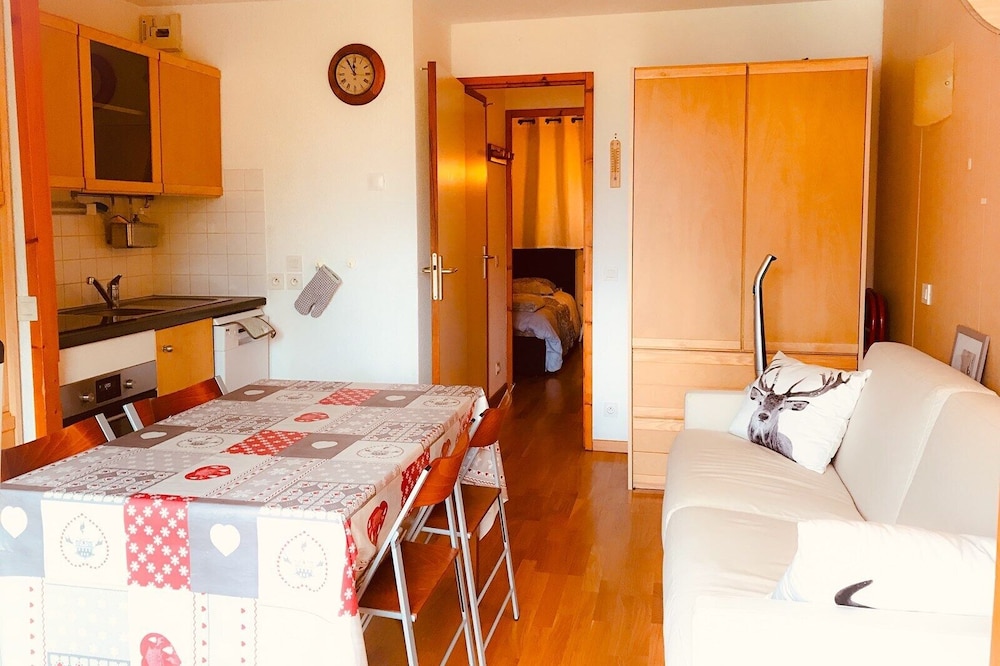 Magnificent 2 room apartment with private parking, at Station Height