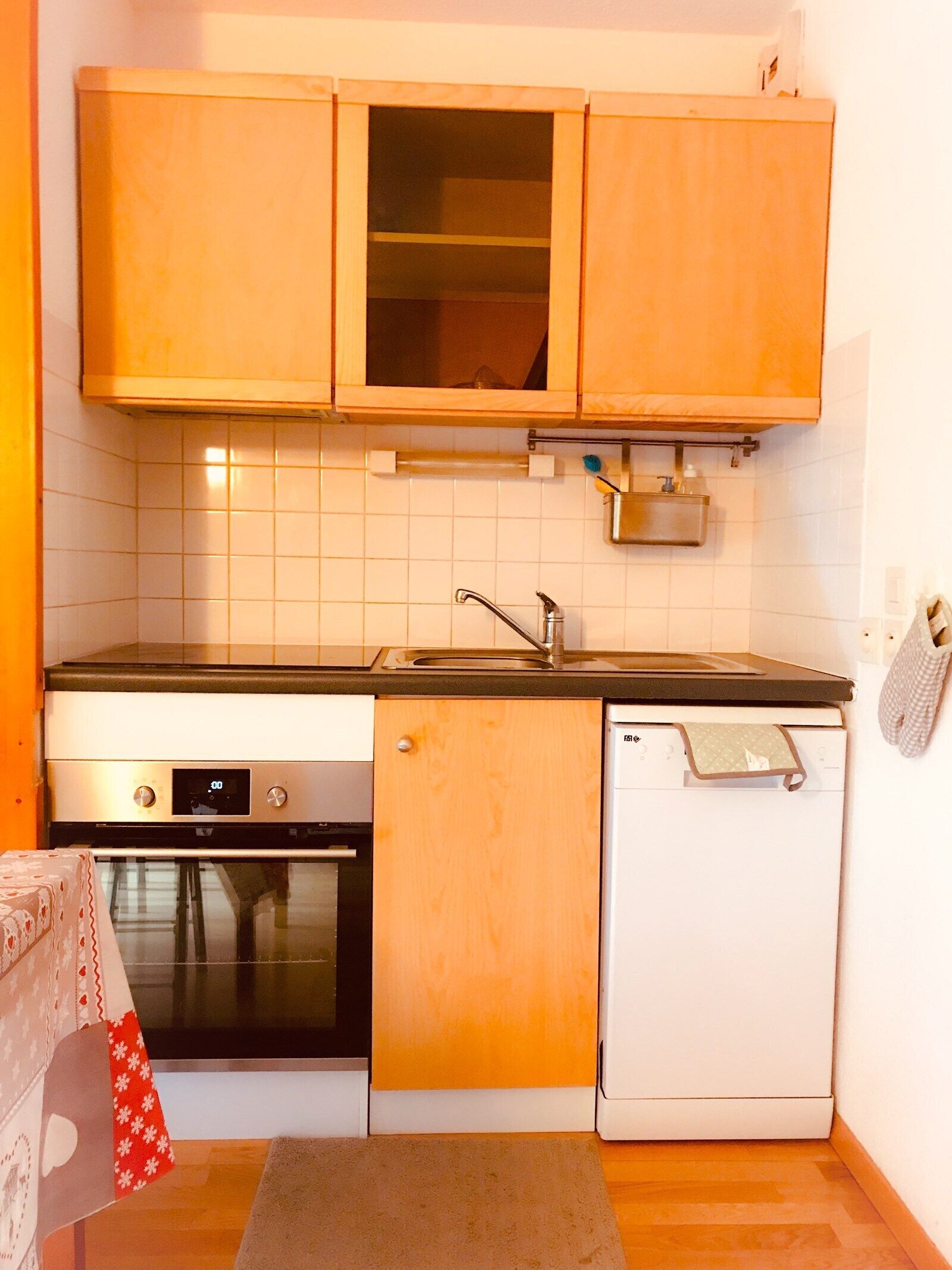 Magnificent 2 room apartment with private parking, at Station Height