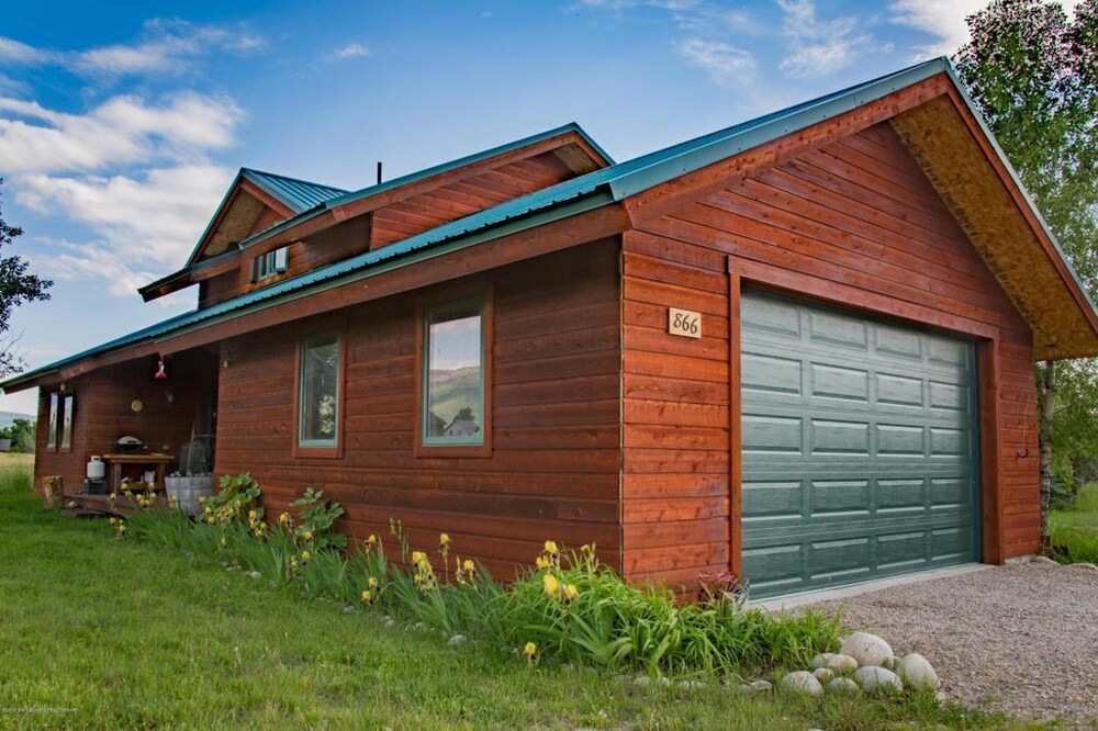 Charming Deluxe Mountain Cabin. Ski/Summer Adventures! 7 mi. to Grand Targhee!
