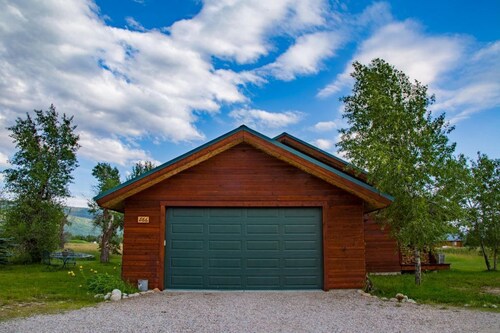 Charming Deluxe Mountain Cabin. Ski/Summer Adventures!  7 mi. to Grand Targhee!