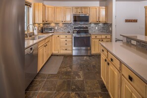 ثلاجة، ميكروويف، فرن، موقد طهي مسطح