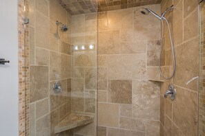 Ensemble douche/baignoire, sèche-cheveux, serviettes fournies, shampoing