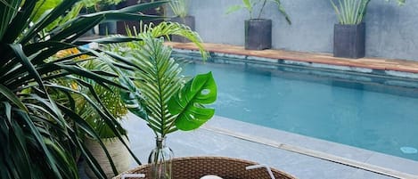 Una piscina al aire libre