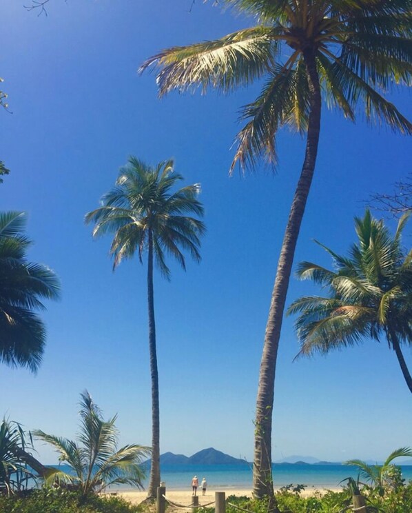 Beach nearby, sun-loungers, beach towels
