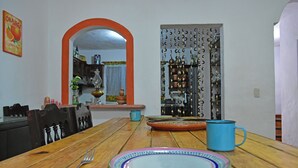 Een eettafel met borden, een vork en een mok.