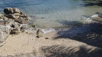 Nær stranden, solsenger og strandhåndklær