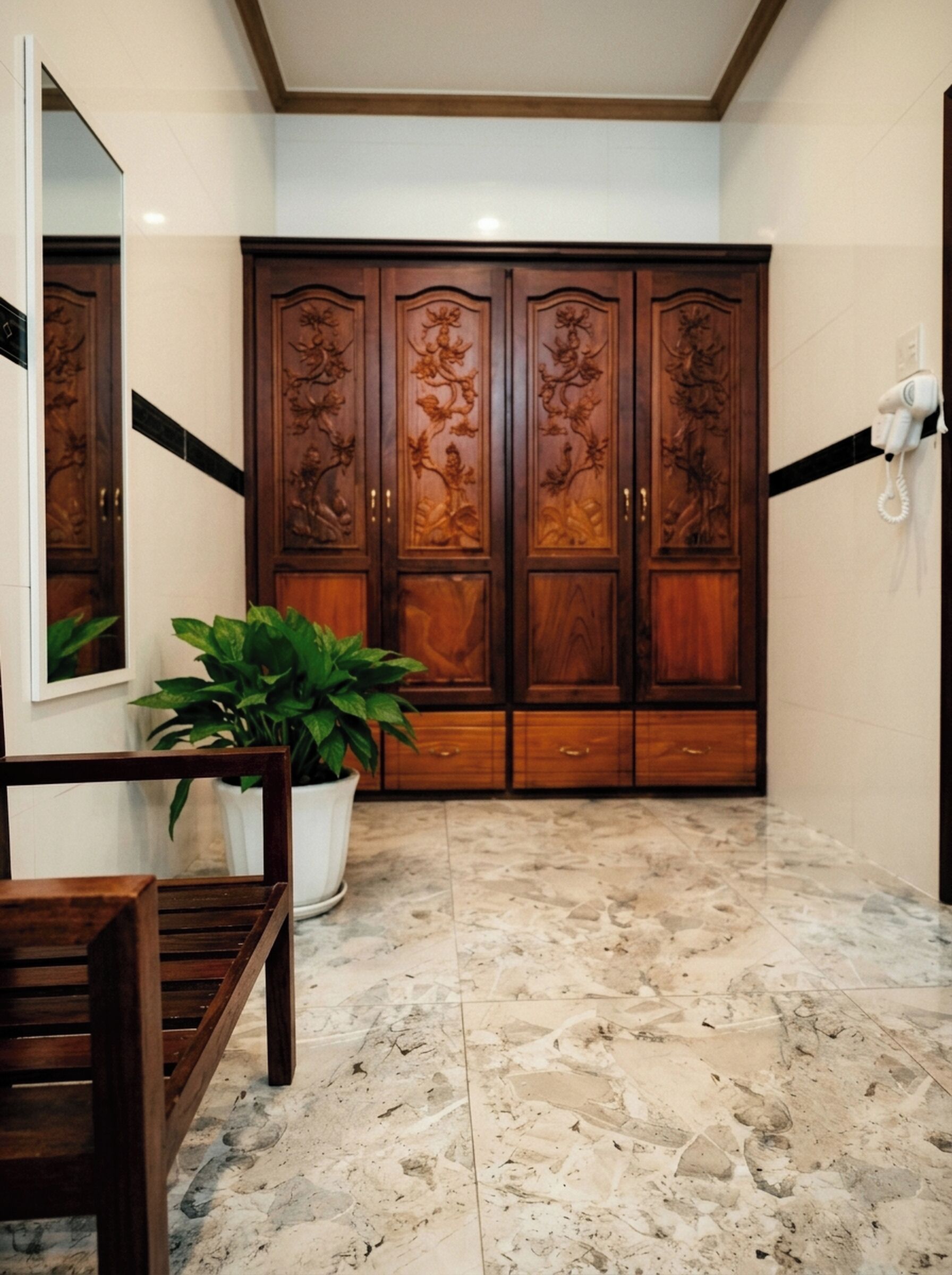 Ropa de cama de alta calidad, colchones con efecto memoria y minibar 