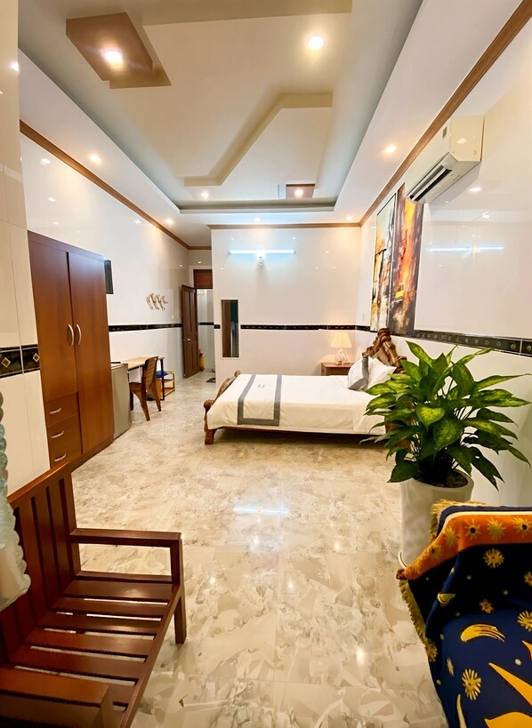 Habitación doble Deluxe, 1 cama King size, balcón | Ropa de cama de alta calidad, camas con efecto memoria y minibar 