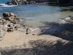 Beach nearby, sun loungers, beach towels - Chrisanns Hidden Cove Double Bed room max 3 guests, pool, beach (Tower Isle)