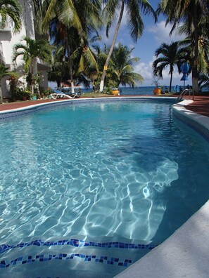 Outdoor pool - Chrisanns Hidden Cove Double Bed room max 3 guests, pool, beach (Tower Isle)