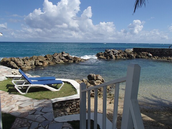 Property grounds - Chrisanns Hidden Cove Double Bed room max 3 guests, pool, beach (Tower Isle)