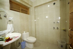 Shower, rainfall showerhead, towels, soap - Hotel Valley Of Gods (Manali)