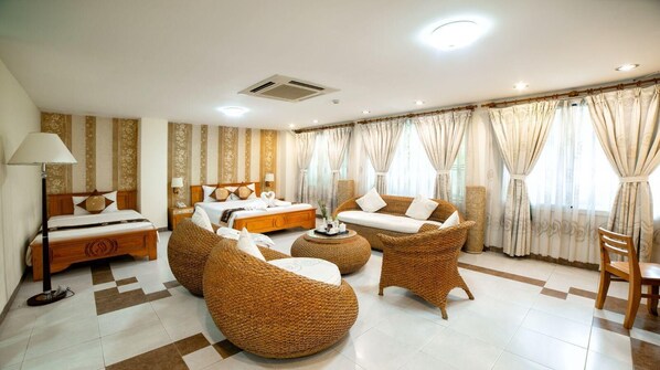 プレミア 4 人部屋 | ミニバー、デスク、ノートパソコン用作業スペース、遮光カーテン