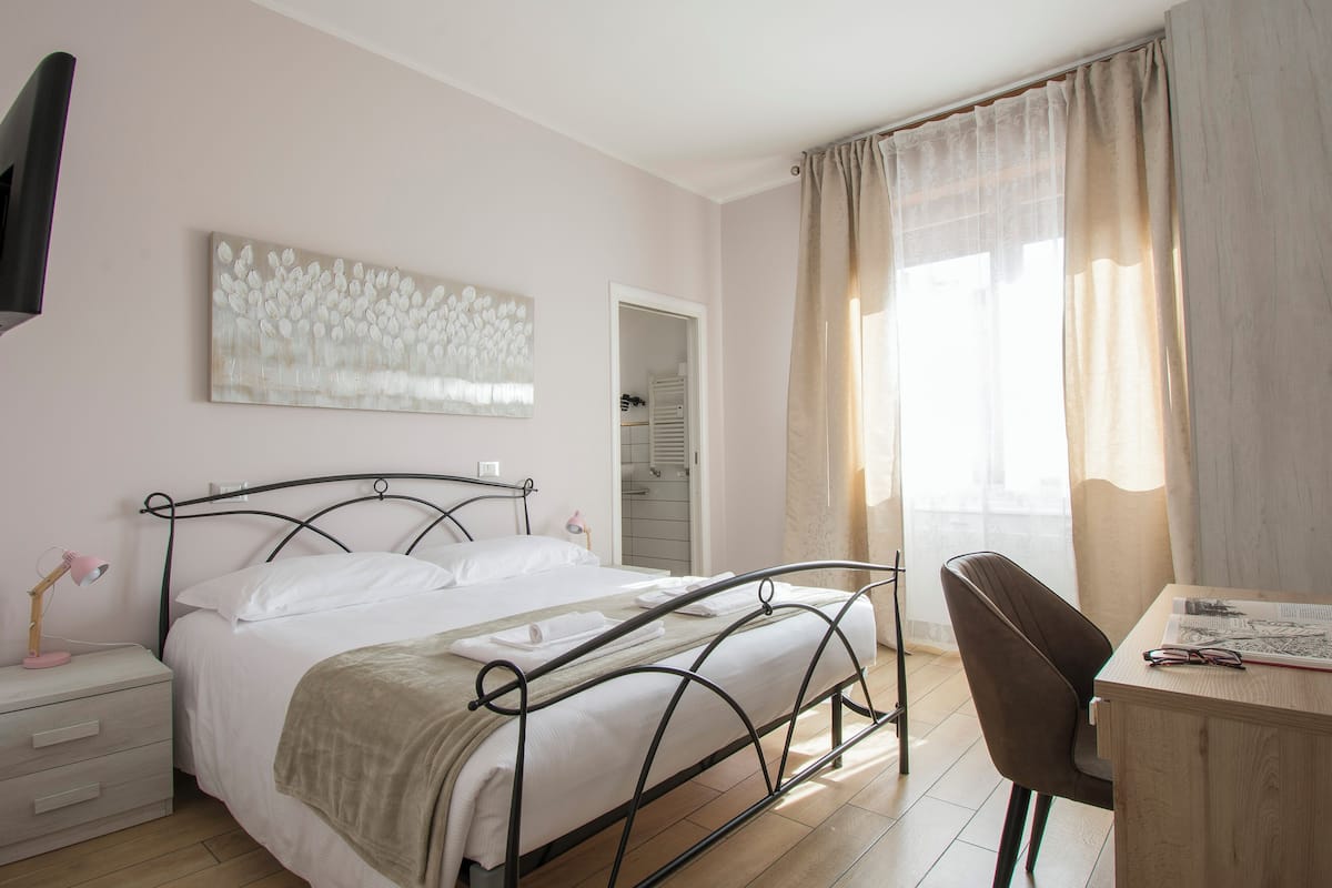 1 bedroom, premium bedding, down duvets, iron/ironing board