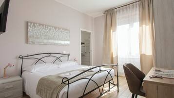 Premium bedding, down duvets, iron/ironing board, free WiFi