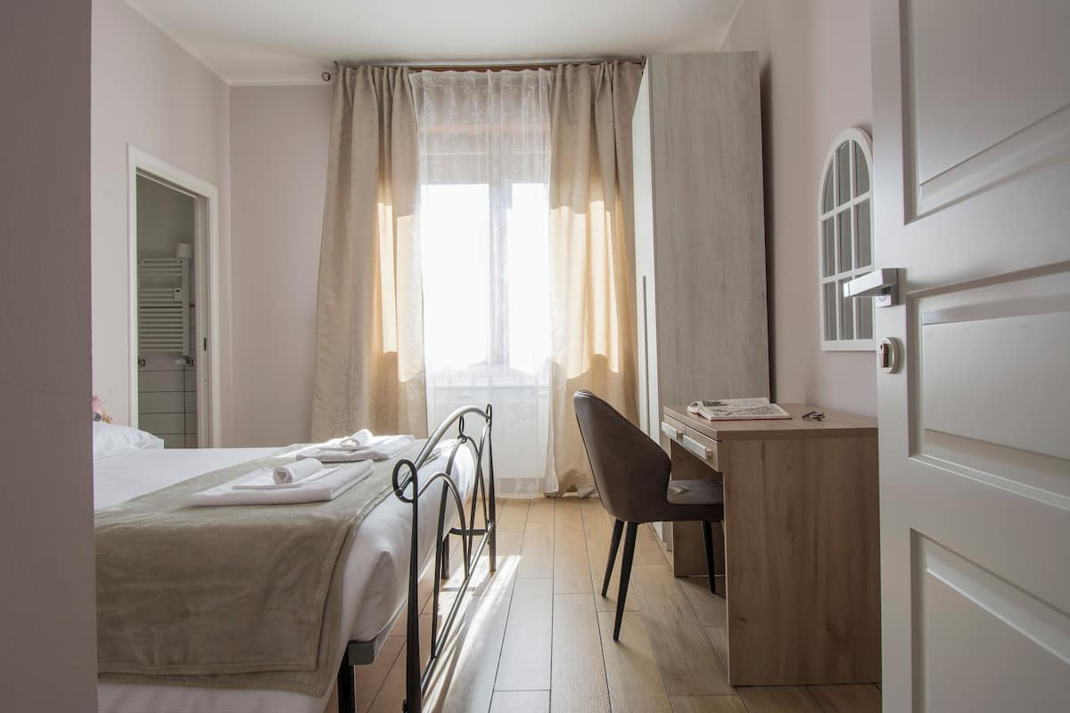 Basic Room | 1 bedroom, premium bedding, down duvets, iron/ironing board