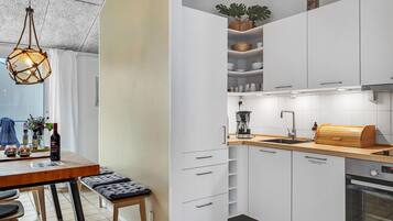 Køleskab, kogeplade, opvaskemaskine, kaffe-/temaskine