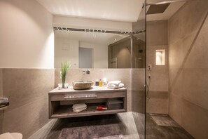 Shower, towels - Mountain Chalet T8 - 2 bedroom apartment in Kirchberg in Tirol (Kirchberg in Tirol)