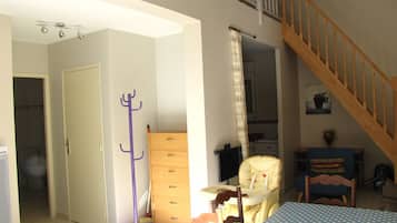 2 habitaciones y tabla de planchar con plancha