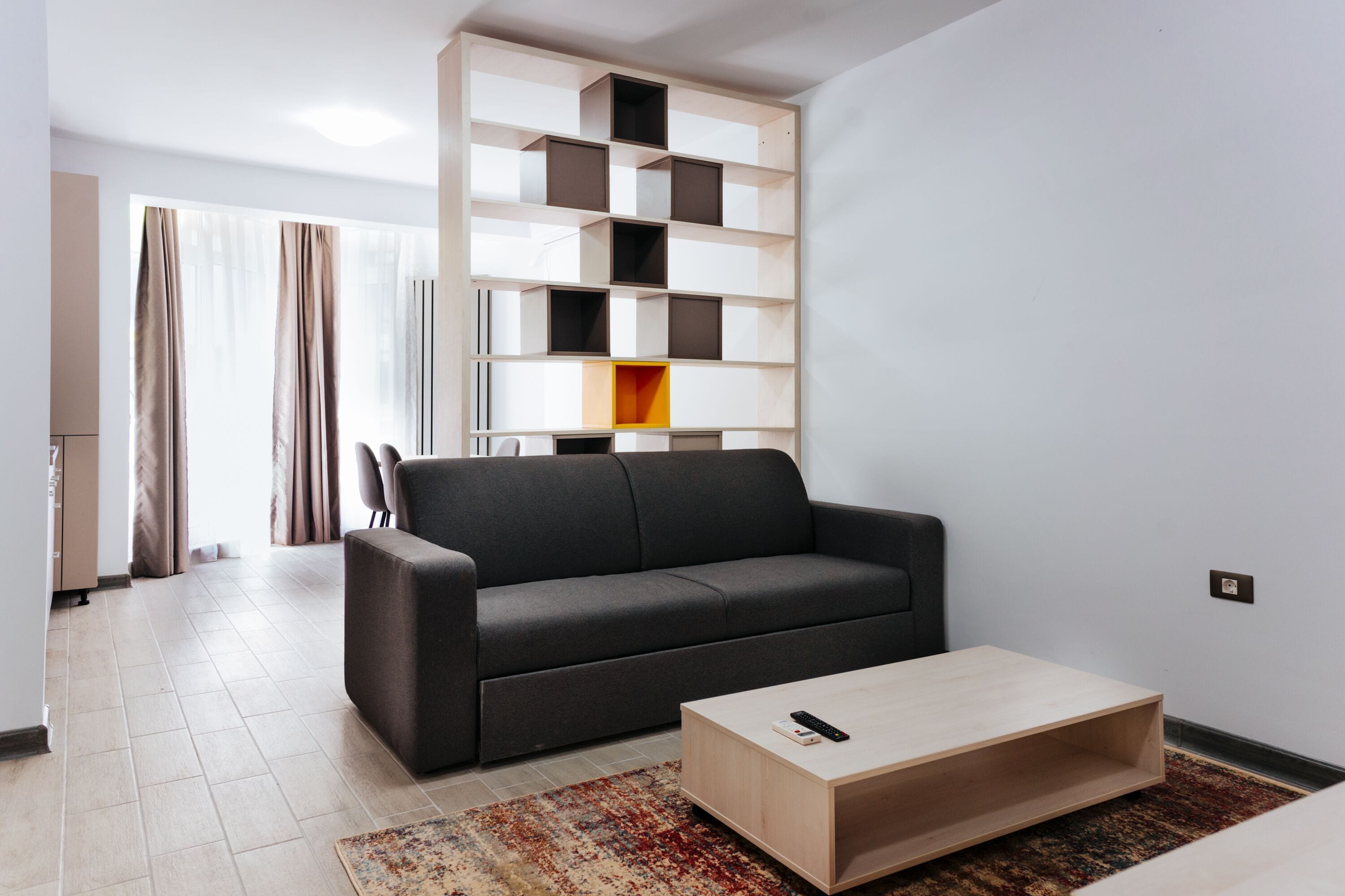 Apartamento básico | Sala de estar | Televisión de plasma de 80 pulgadas con canales por cable