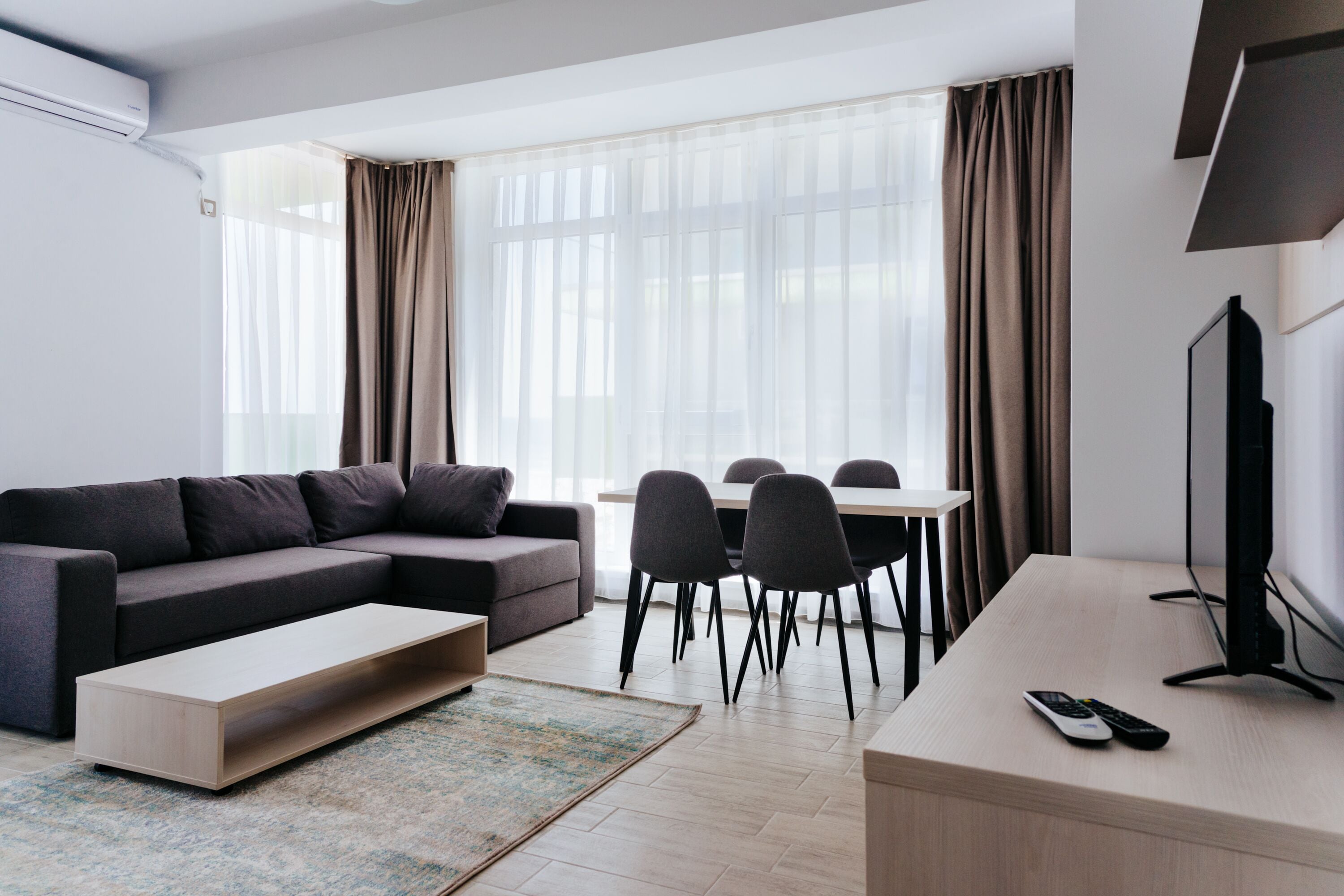 Apartamento familiar, 2 habitaciones | Zona de estar | Televisión de plasma de 80 pulgadas con canales por cable