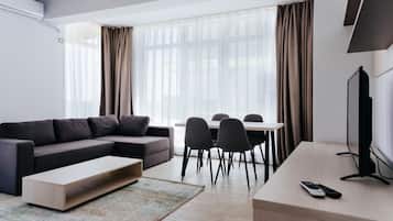 FamiljelÀgenhet - 2 sovrum | Vardagsrum | 80-tums plasma-tv med kabelkanaler och tv