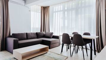 Apartemen Keluarga, 2 kamar tidur | Area keluarga | Televisi plasma 80-inci dengan saluran TV kabel dan TV