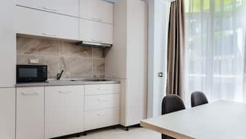 Apartamento básico | Cozinha privada | Geladeira, micro-ondas, cooktop, chaleira elétrica