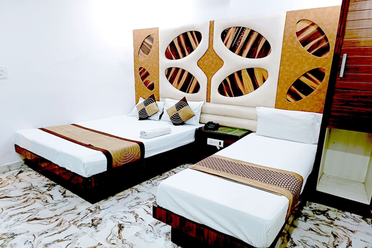 1 bedroom, desk, blackout curtains, soundproofing