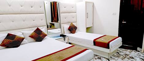 Superior Double Room | 1 bedroom, desk, blackout drapes, soundproofing