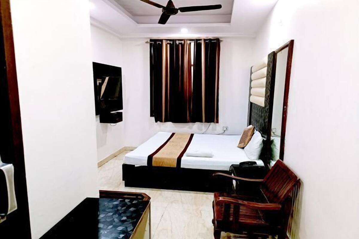 1 bedroom, desk, blackout curtains, soundproofing