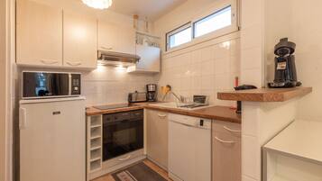 Een koelkast, een magnetron, een oven, een kookplaat