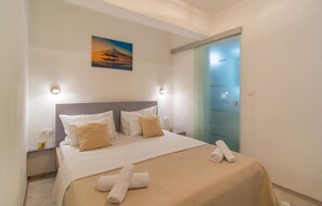 3 chambres, coffres-forts dans les chambres, lit parapluie