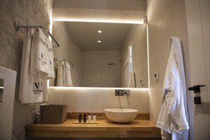 Baignoire, séchoir à cheveux, serviettes fournies, savon