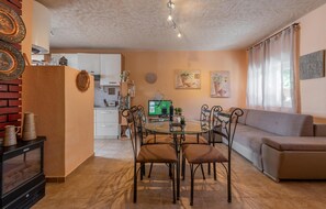 TV - Beach front home in Vrsi with WiFi (Vrsi)