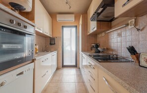 Réfrigérateur, plaque de cuisson, lave-vaisselle, cafetière/bouilloire