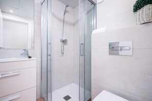 Ensemble baignoire-douche, serviettes fournies