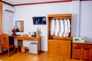 Deluxe Triple Room | Minibar, laptop workspace, soundproofing, iron/ironing board - City Light Hotel (Nyaungshwe)