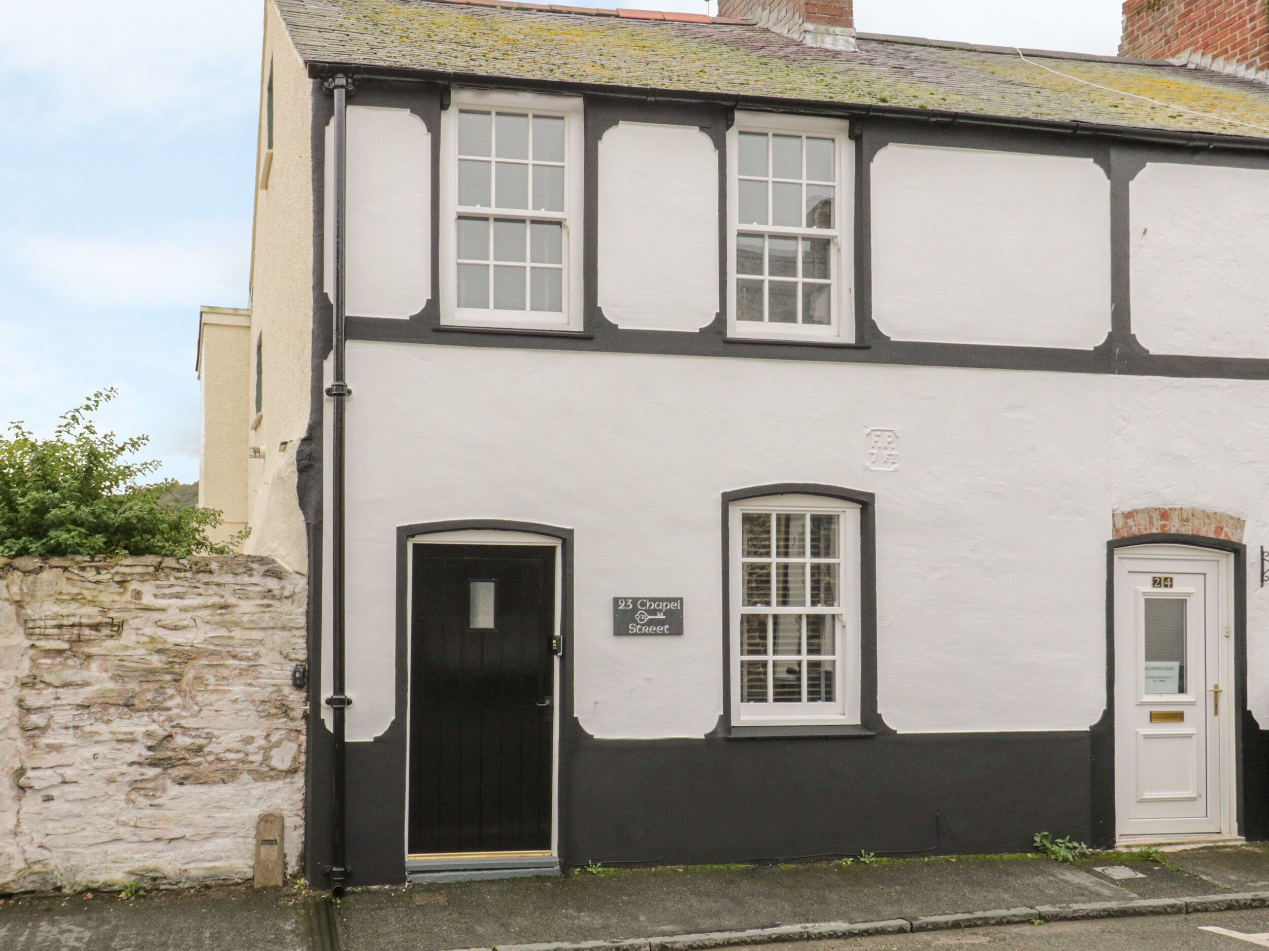 23 CHAPEL STREET, pet friendly, character holiday cottage in Conwy