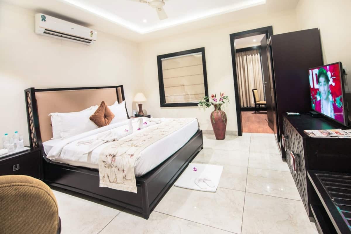 1 bedroom, Egyptian cotton sheets, premium bedding, down duvets