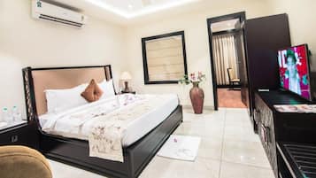 1 bedroom, Egyptian cotton sheets, premium bedding, down duvets