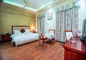 Egyptian cotton sheets, premium bedding, down duvets, minibar - Club Paraiso (Raipur)