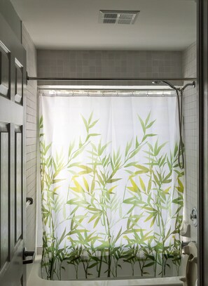 Deluxe Studio Suite, 1 Queen Bed, Non Smoking, Garden View | Bathroom shower - Fox Point Inn (Fox River)