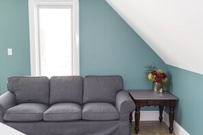 尊贵开间套房, 1 张特大床, 无烟房, 海湾景观 | 起居区