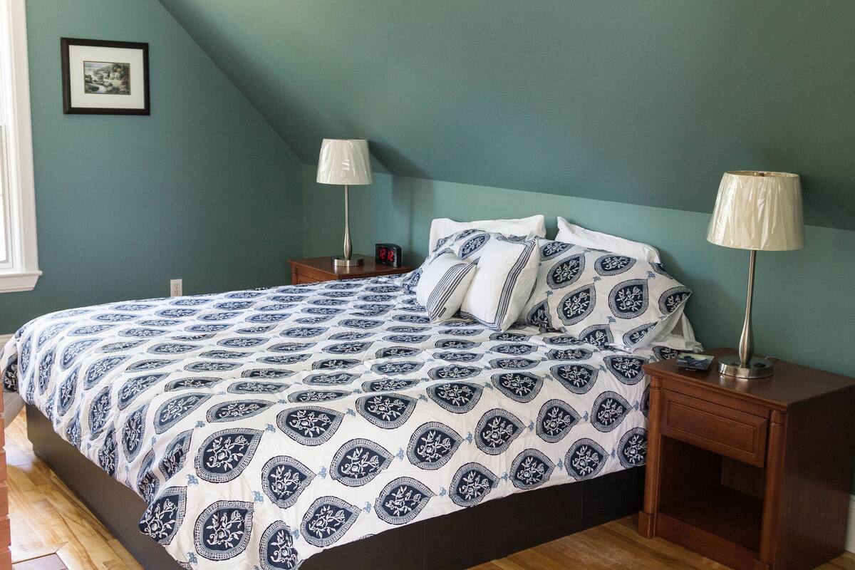 Premier Studio Suite, 1 King Bed, Non Smoking, Bay View | Egyptian cotton sheets, premium bedding, memory-foam beds, minibar