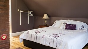 Premium Studio, 1 King Bed, Non Smoking, Garden View | Egyptian cotton sheets, premium bedding, memory foam beds, minibar - Fox Point Inn (Fox River)